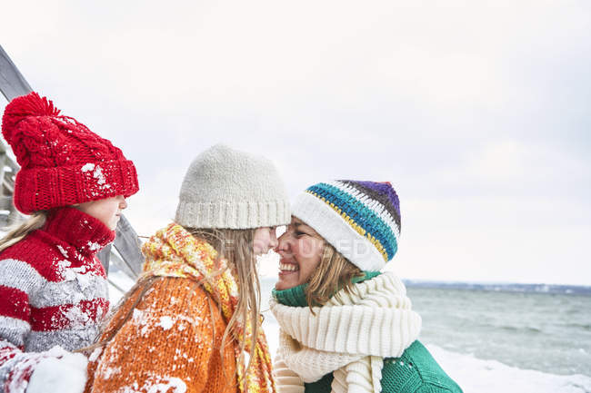 Mãe e filhas se divertindo no inverno — Fotografia de Stock
