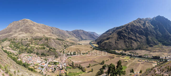 Perú, Andes, Región Cusco, Provincia Urubamba, Montañas escénicas vista del paisaje con pueblo en valle - foto de stock