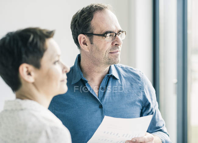 Ausgeschnittenes Porträt reifer Geschäftskollegen — Stockfoto