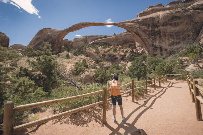 États-Unis, Utah, Parc national des Arches, debout touristique à Landscape Arch — Photo de stock