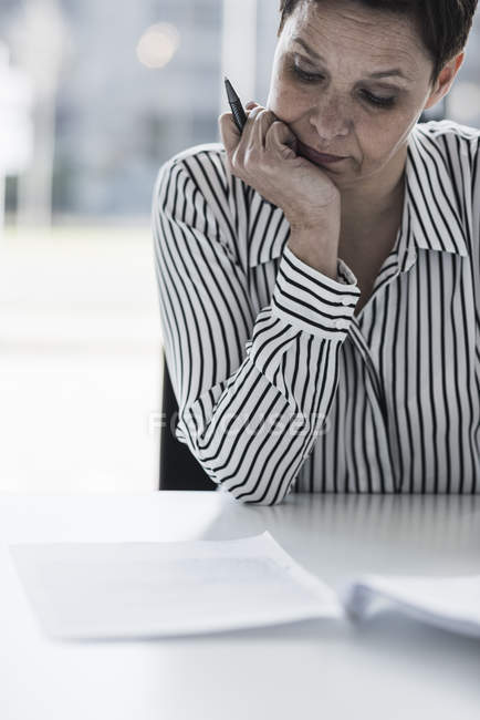 Ausgeschnittenes Porträt einer reifen Geschäftsfrau beim Betrachten von Dokumenten — Stockfoto