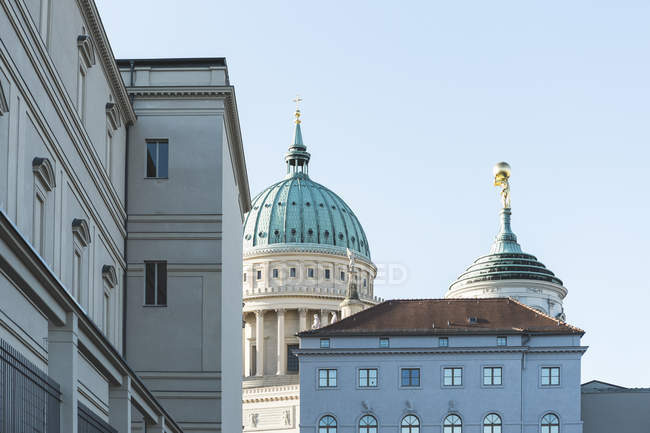 Germania, vista sull'architettura della città di Brandeburgo, Potsdam, municipio, guglia della chiesa nel giorno soleggiato — Foto stock
