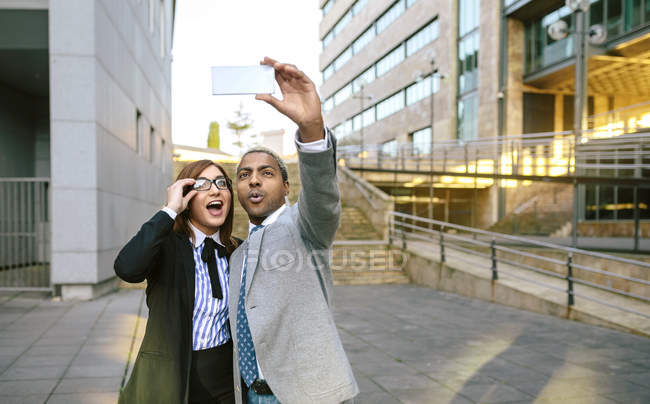 Junge Geschäftsfrau und Frau machen Smartphone-Foto — Stockfoto