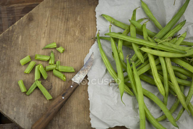 Whole and chopped green beans — Stock Photo