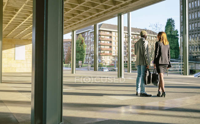 Junge Geschäftsfrau und Geschäftsfrau im Gespräch neben Bürogebäude — Stockfoto