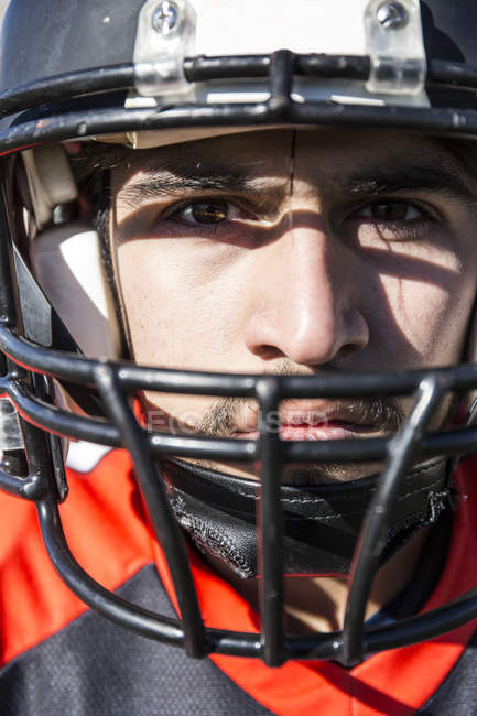 Ritratto ravvicinato del giocatore di football americano con casco — Foto stock