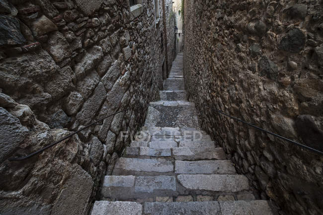 Испания, Жирона, узкая лестница в El Call — стоковое фото