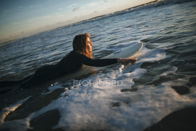 Spagna, Andalusia, Cadice, Conil de la Frontera, Surfista vestita in neoprene su tavola da surf in mare — Foto stock