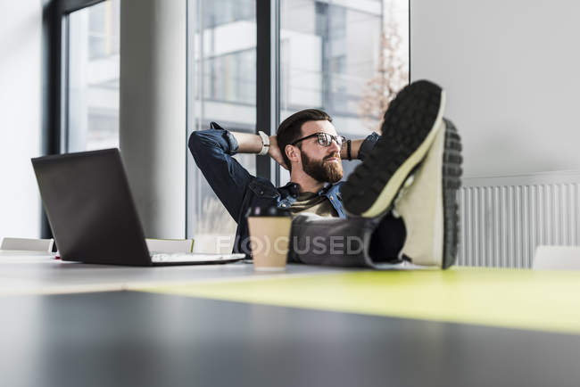 Porträt eines jungen Geschäftsmannes am Tisch — Stockfoto