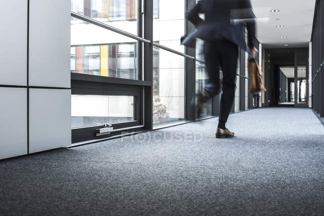 Ausgeschnittenes Porträt eines Geschäftsmannes, der im Korridor läuft — Stockfoto