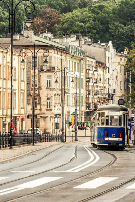 Vista da rua velha e bonde durante o dia, krakow, polônia — Fotografia de Stock