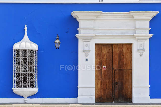 Vista del edificio colonial azul y la puerta, Perú - foto de stock