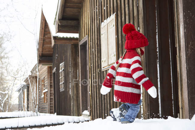 Bambina divertendosi nella neve invernale — Foto stock