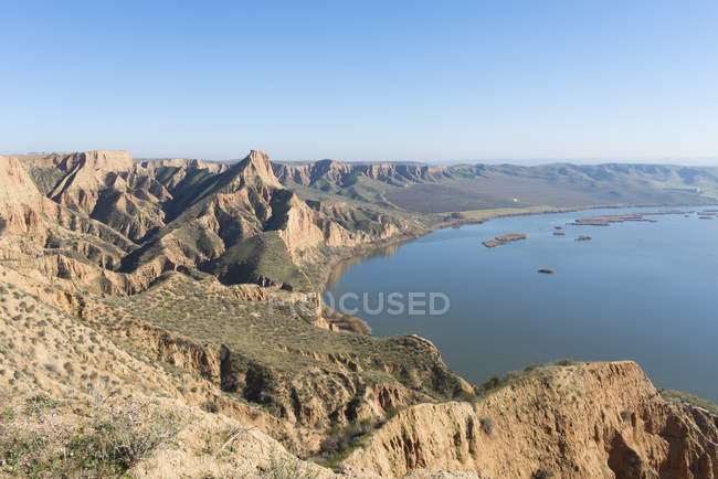 Вид на скелясту скелю над водою вдень, Іспанія, провінція Толедо — стокове фото
