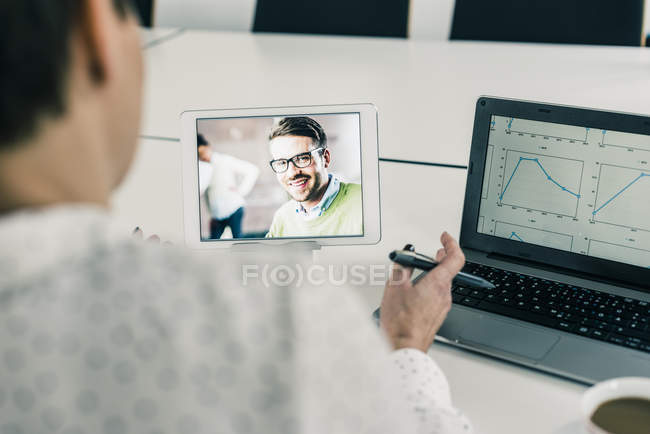 Retrato recortado de colegas de negocios en videoconferencia - foto de stock