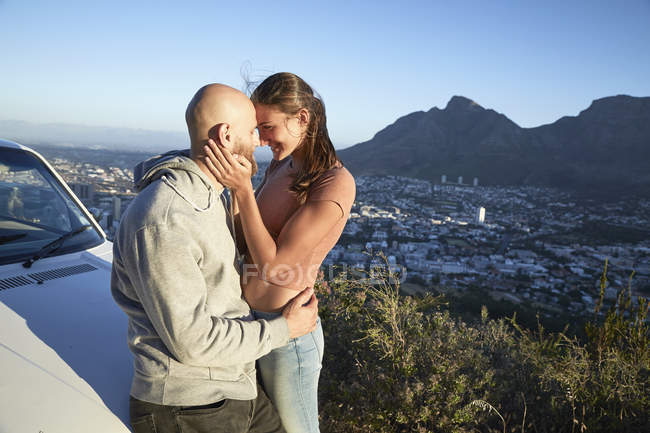Південна Африка, Кейптаун, молода пара в любові обіймає на узбіччі дороги — стокове фото