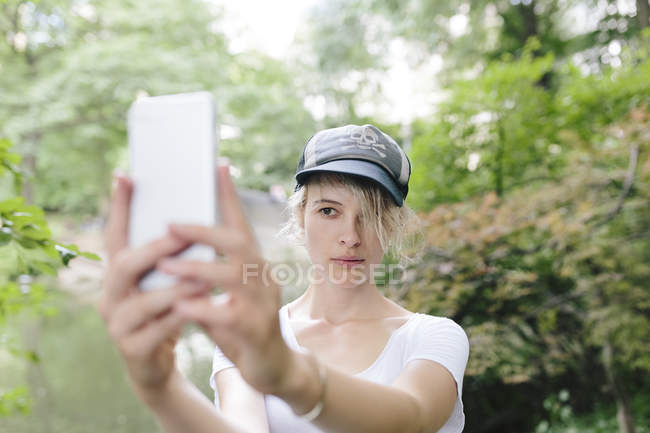 Young woman taking selfie on mobile phone in Central Park, Manhattan, New York City, US — Stock Photo