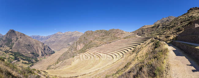 Vista do vale com rochas e plantas durante o dia, região de cusco — Fotografia de Stock