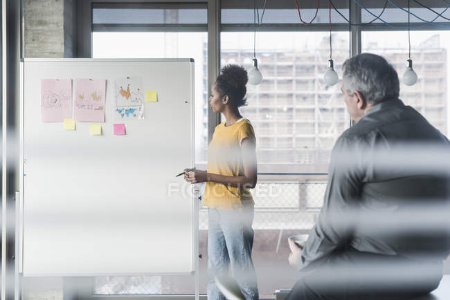 Porträt von Unternehmenskollegen, die über Projekt diskutieren — Stockfoto