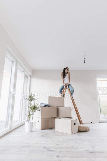 Donna matura seduta sulla scala in nuova casa — Foto stock