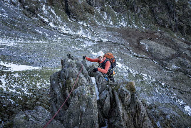 Nepal, Himalaya, Khumbu, regione dell'Everest. Ritratto di arrampicatrice con corda su roccia — Foto stock