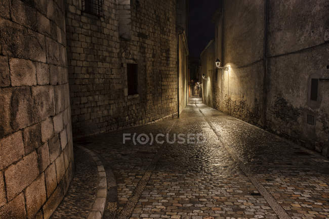 Spain, Catalonia, Girona, Old City at night, Pujada del Rei Marti street — Stock Photo