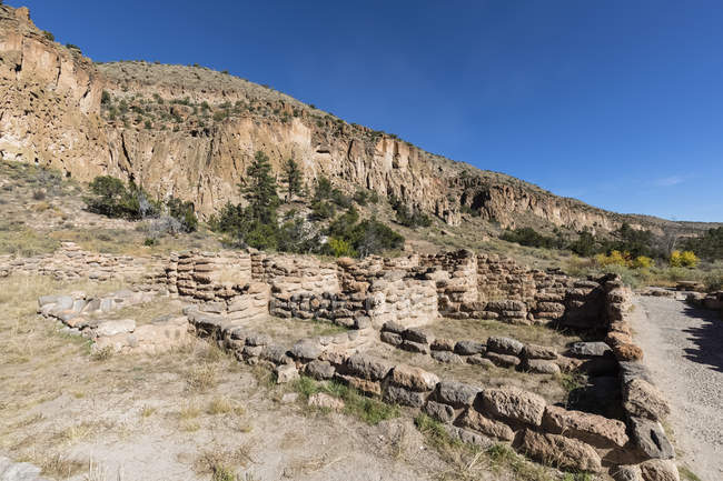 США, Нью-Мексико, Каньйон Frijoles, Національний Пам'ятник Bandelier, руїни спадкового Puebloans — стокове фото
