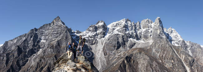Nepal, Himalayas, Khumbu, Everest region. Trekkers posing on rocks — Stock Photo