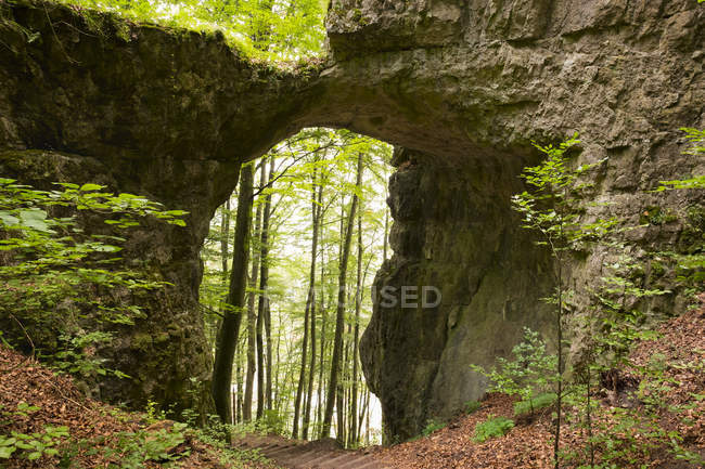 Alemania, Baviera, Kinding, puerta de roca cerca de Unteremmendorf - foto de stock