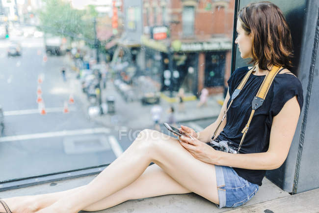 Женщина с камерой и мобильным телефоном на Хай Лайн в Манхэттене — стоковое фото