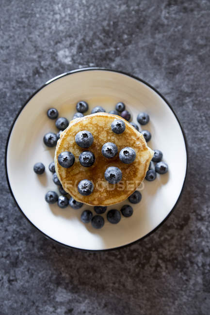 Crêpes aux myrtilles et sirop d'érable — Photo de stock