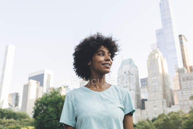 Jeune femme américaine africaine attrayante posant à la ville — Photo de stock