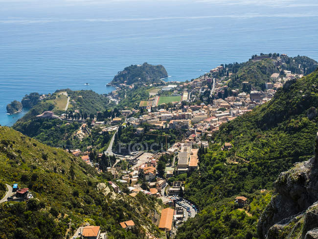 Itália, Sicília, Castelmola, Taormina cidade e baía de Giardini Naxos — Fotografia de Stock