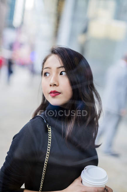Porträt einer jungen Frau mit Einwegbecher — Stockfoto