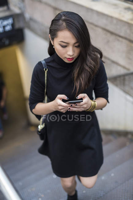 Retrato de mulher jovem usando Smartphone — Fotografia de Stock