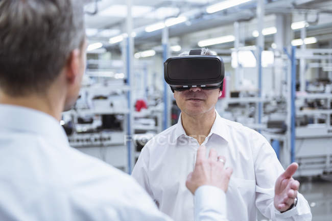 Менеджеры, использующие очки VR — стоковое фото