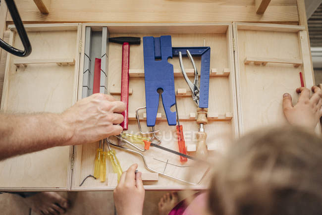 Крупным планом отца и дочери, работающих с инструментами — стоковое фото