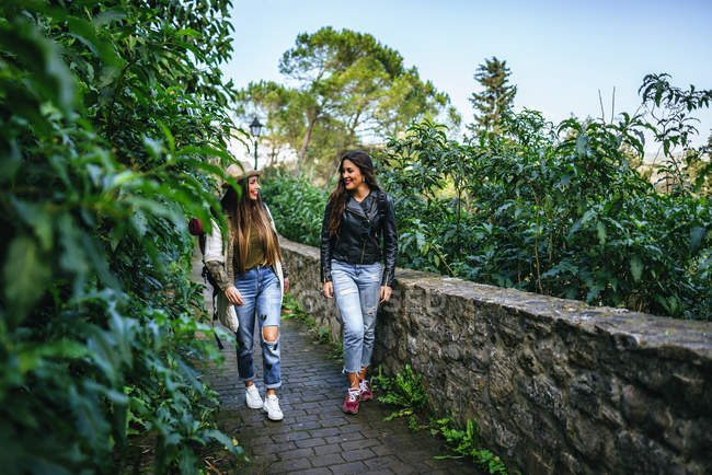 Spain, Andalusia, Vejer de la Frontera, Traveling women walking on leafy path — Stock Photo