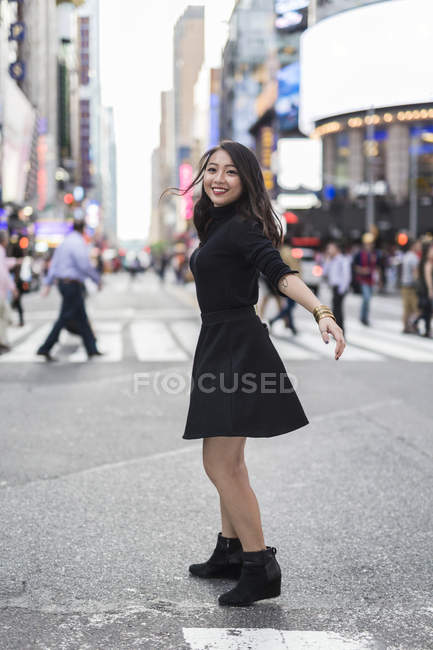 Porträt einer jungen Frau, die auf der Straße steht — Stockfoto