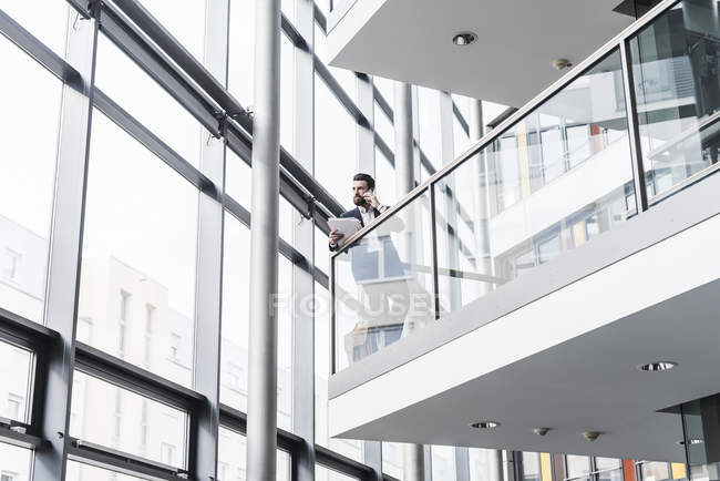 Porträt eines jungen Geschäftsmannes mit Smartphone — Stockfoto