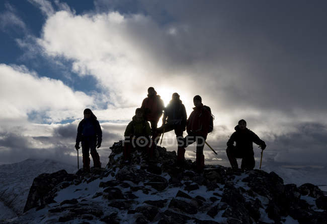 Nepal, Himalayas, Khumbu, Everest region. Trekkers posing on rocks at sunset — Stock Photo