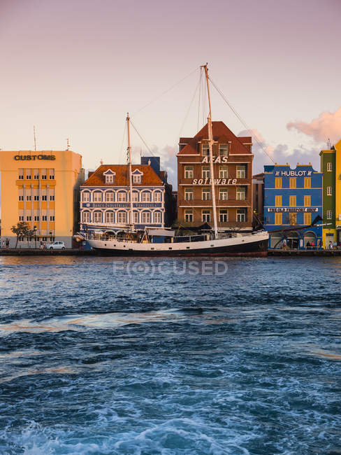 Caribbean, former Netherlands Antilles, Lesser Antilles, Curacao. Willemstad, sailing schooner at the harbor of Willemstadt — Stock Photo