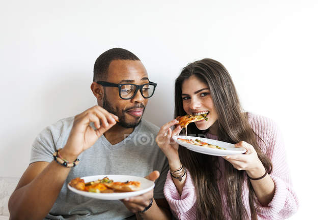 Ritratto di una giovane coppia che mangia pizza — Foto stock