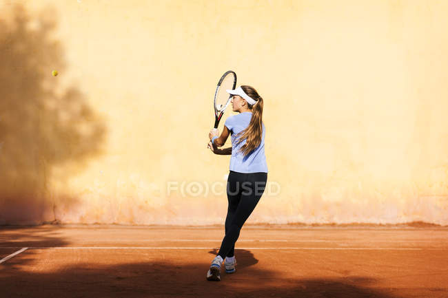 Portrait of teenage girl playing tennis — Stock Photo