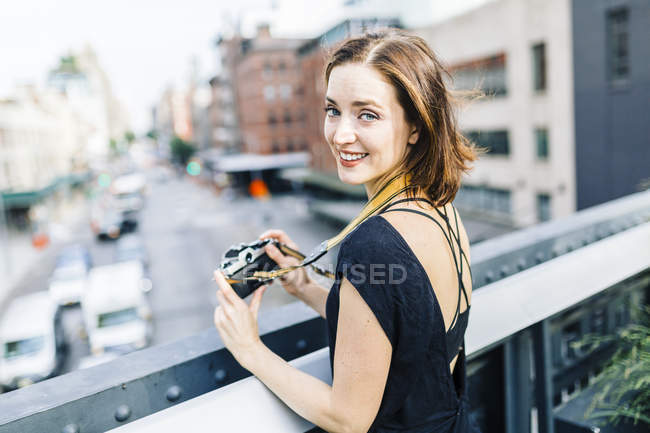 Frau mit Kamera steht auf der Hochzeitslinie in Manhattan — Stockfoto