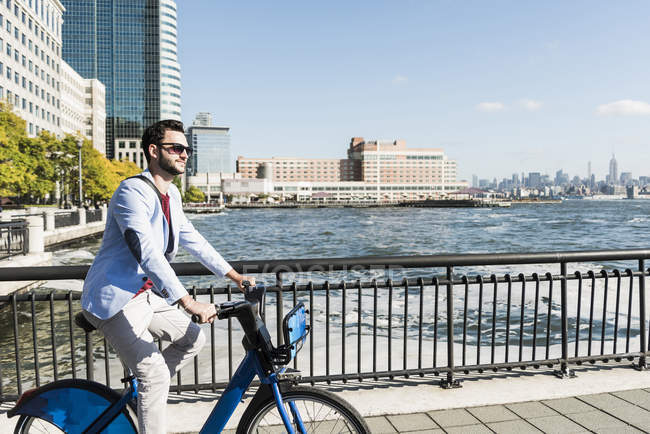 Uomo in bicicletta sul lungomare del New Jersey con vista su Manhattan, USA — Foto stock