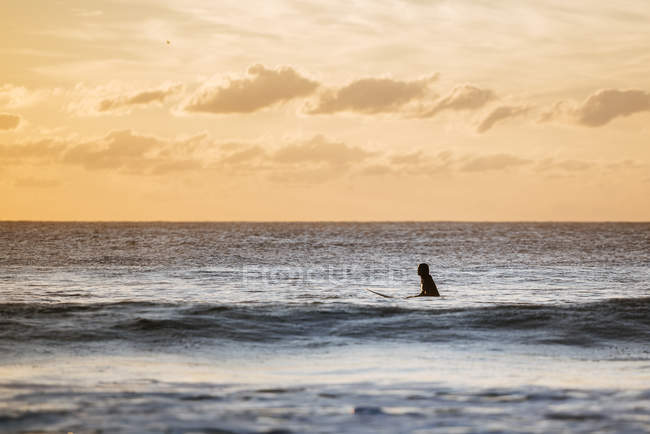 Spagna, Andalusia, Cadice, Conil de la Frontera, Surfer donna surf al tramonto — Foto stock