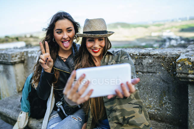 Giovani donne che fanno un selfie con una tavoletta mentre viaggiano — Foto stock