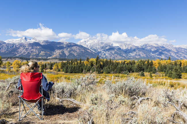 USA, Wyoming, Rocky Mountains, Grand Teton National Park, woman enjoying view on Teton Range — Stock Photo