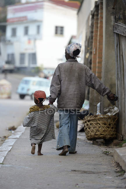 Madagascar, Fianarantsoa, madre senzatetto con bambino che cammina per strada — Foto stock